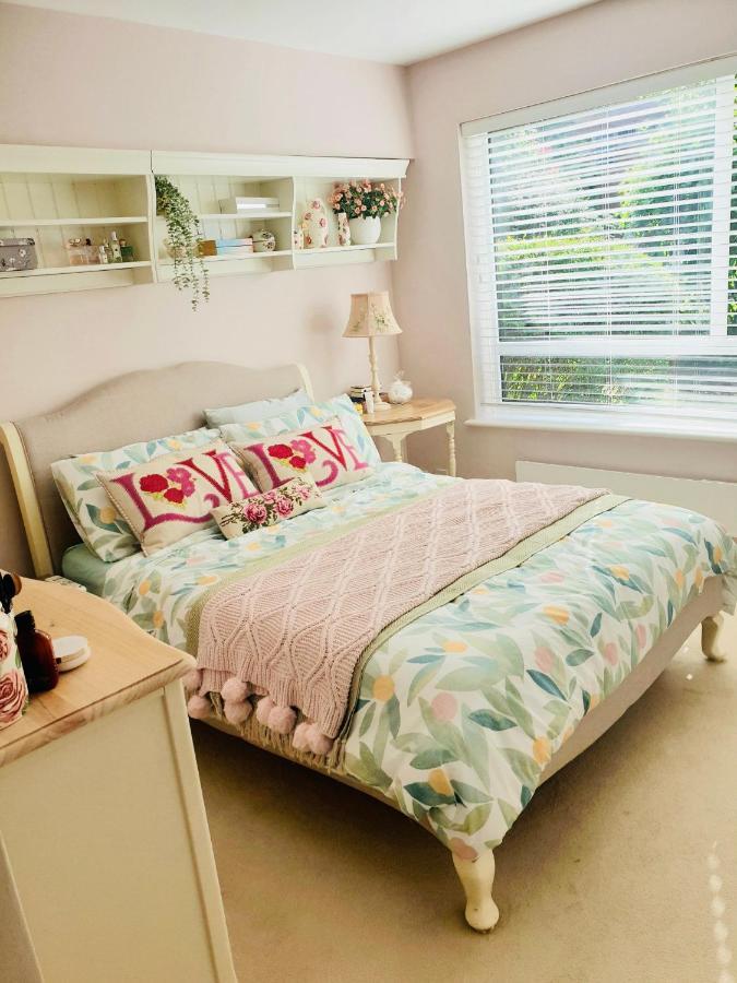 Aston Henry James Stunning One Bedroom Apartment In Royal วินด์เซอร์ ภายนอก รูปภาพ